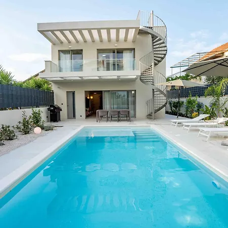 Mariva Sutivan, Modern 4br & Heated Pool