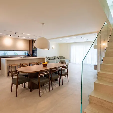 Mariva Sutivan, Modern 4br & Heated Pool スティヴァン