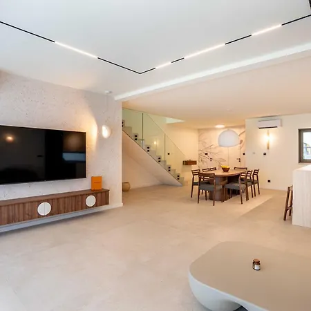 Mariva Sutivan, Modern 4br & Heated Pool Сутіван