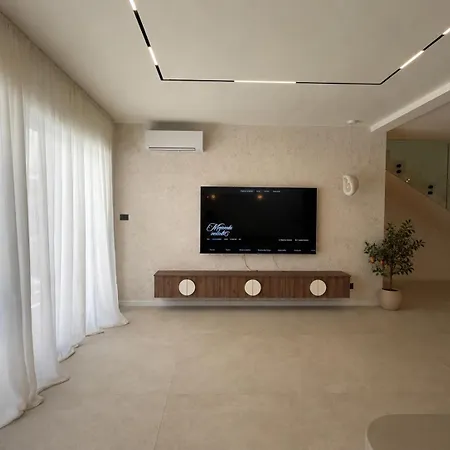 Mariva Sutivan, Modern 4br & Heated Pool