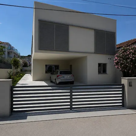 Вілла Mariva Sutivan, Modern 4br & Heated Pool