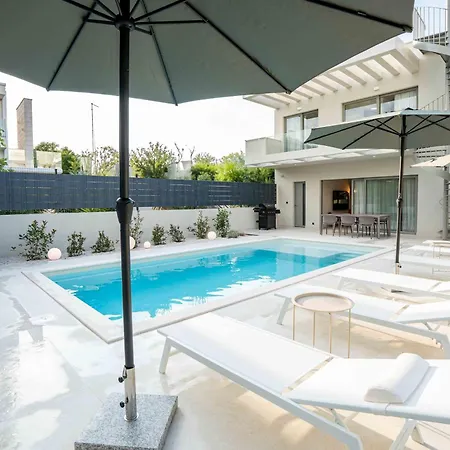 Mariva Sutivan, Modern 4br & Heated Pool