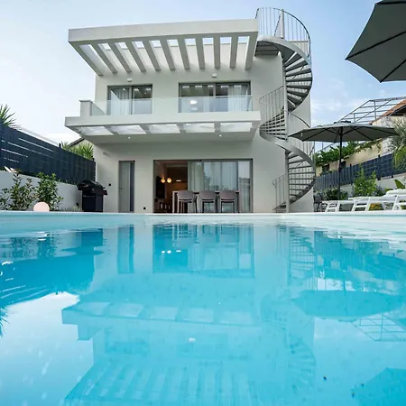 Mariva Sutivan, Modern 4br & Heated Pool Вілла *