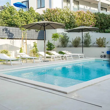 Mariva Sutivan, Modern 4br & Heated Pool