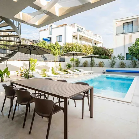 Mariva Sutivan, Modern 4br & Heated Pool * Сутіван