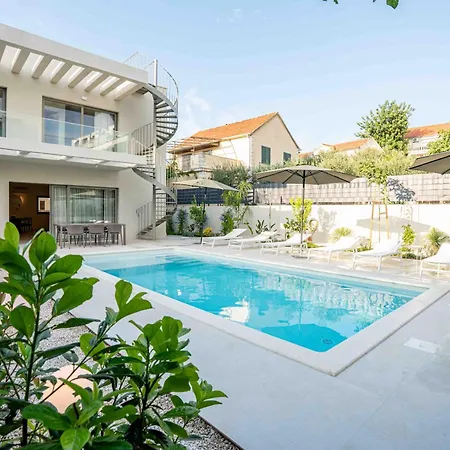 Вілла Mariva Sutivan, Modern 4br & Heated Pool