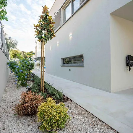 Mariva Sutivan, Modern 4br & Heated Pool *