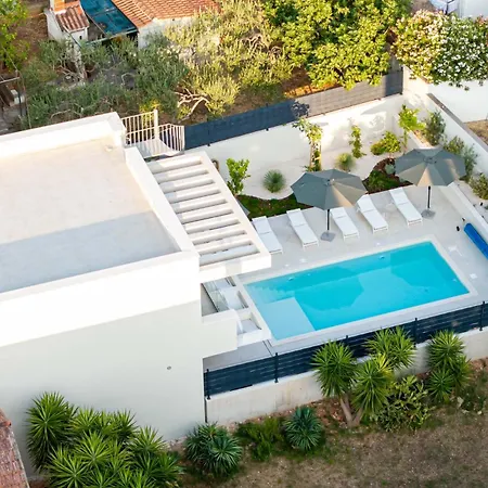 Mariva Sutivan, Modern 4br & Heated Pool *