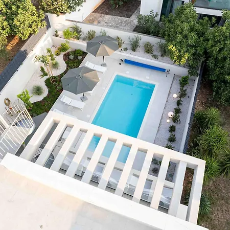 Mariva Sutivan, Modern 4br & Heated Pool