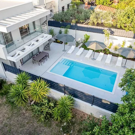 Mariva Sutivan, Modern 4br & Heated Pool Сутіван